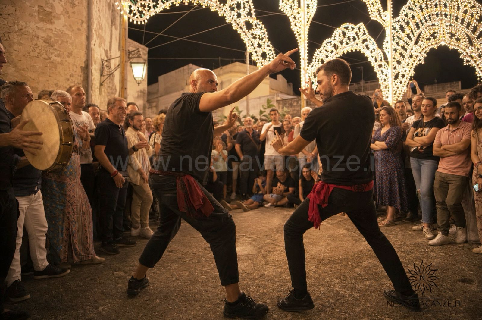 La pizzica scherma di Torrepaduli: due uomini si fronteggiano nella ronda di notte, nella festa di San Rocco