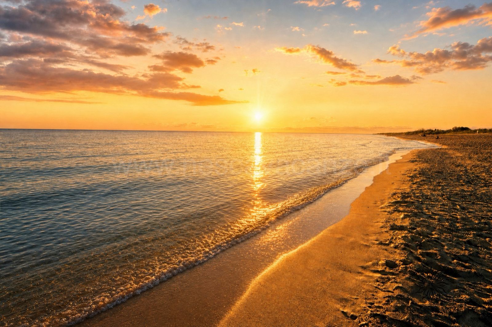 Costa del Salento al tramonto con il mare e la spiaggia, dopo una sera di festa, nel Capo di Leuca