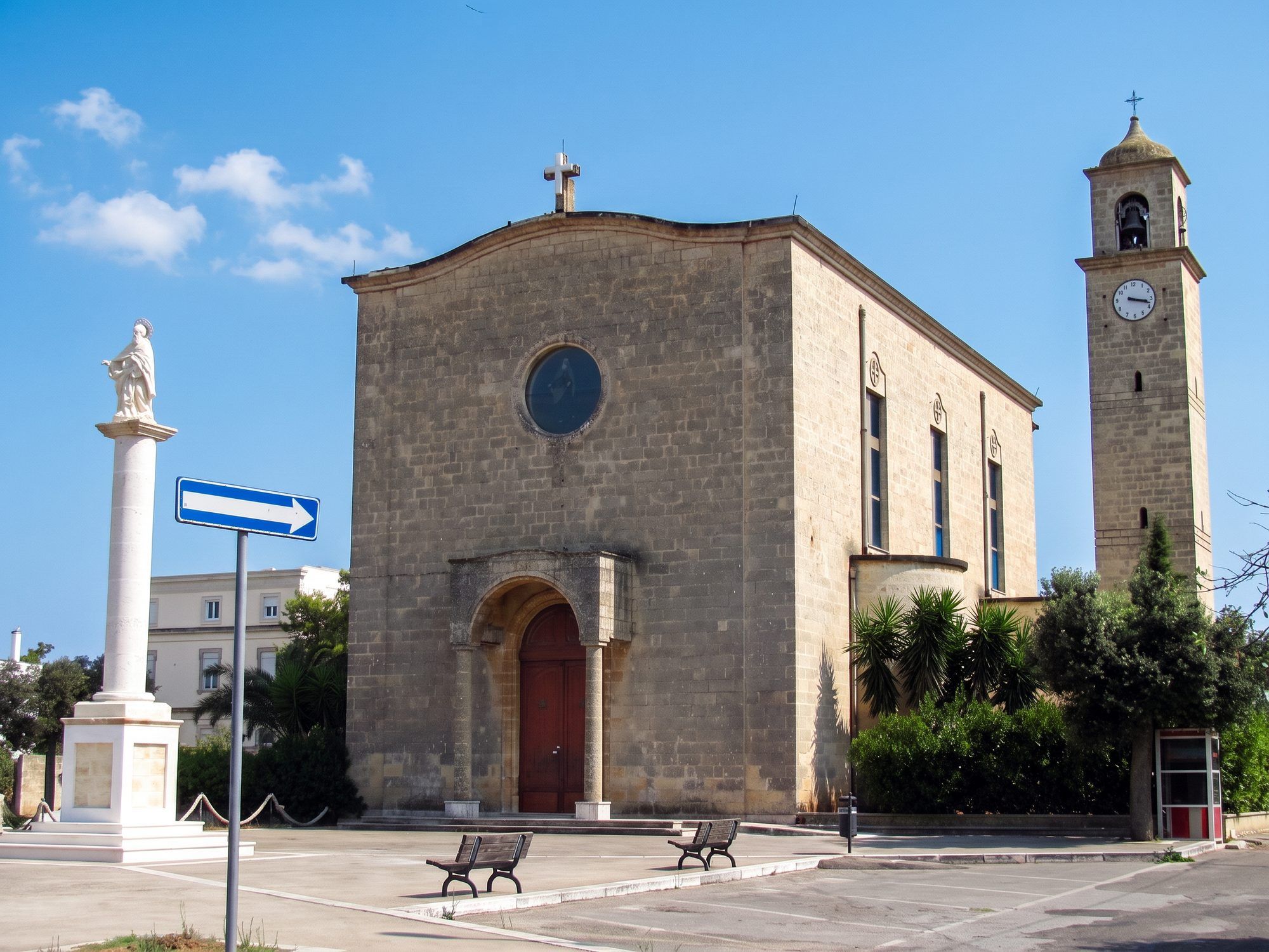 La chiesa di Sant'Elia a Ruggiano con il campanile, la piazza e una colonna con la statua