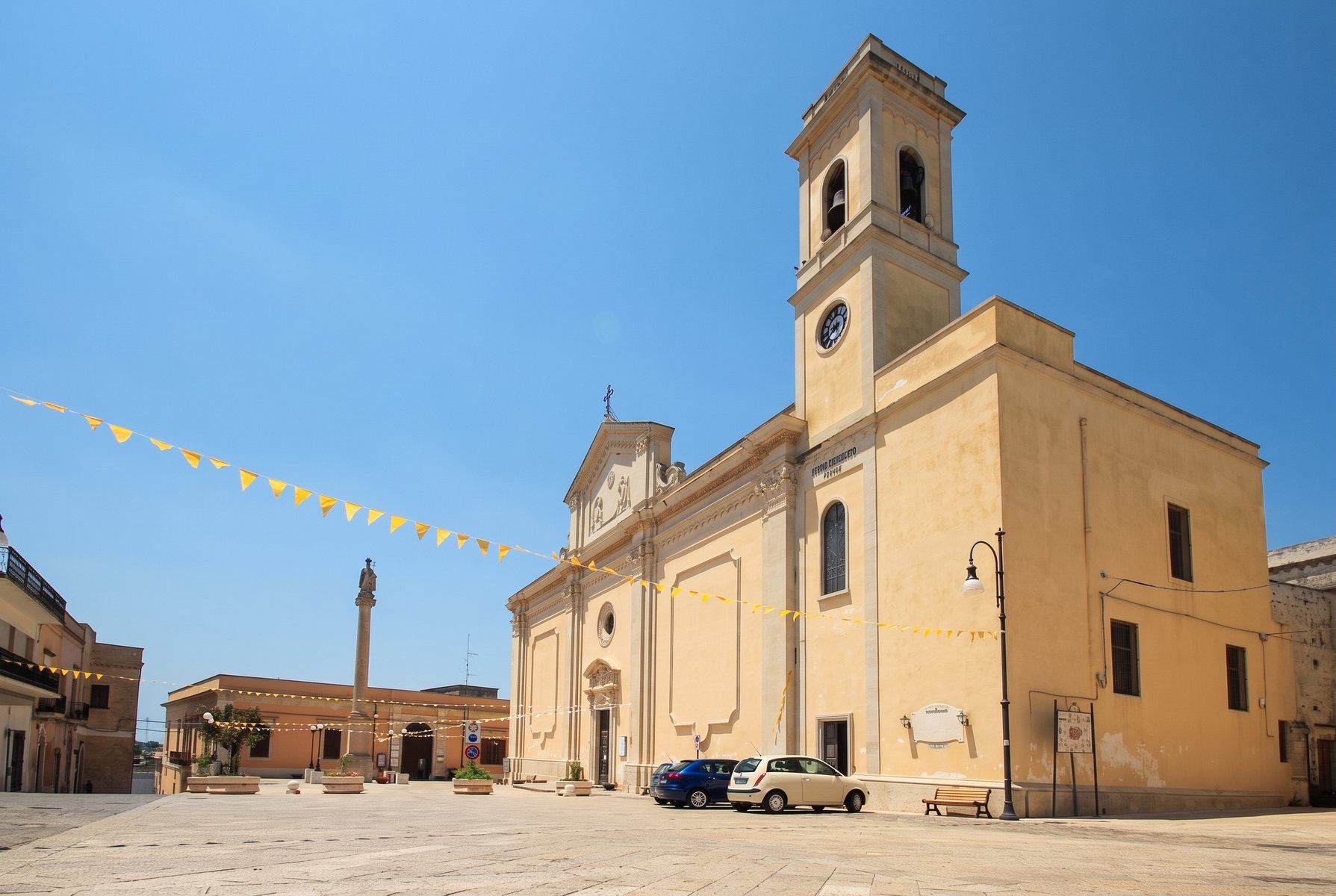 La piazza di Salve con la chiesa di San Nicola Magno e la colonna