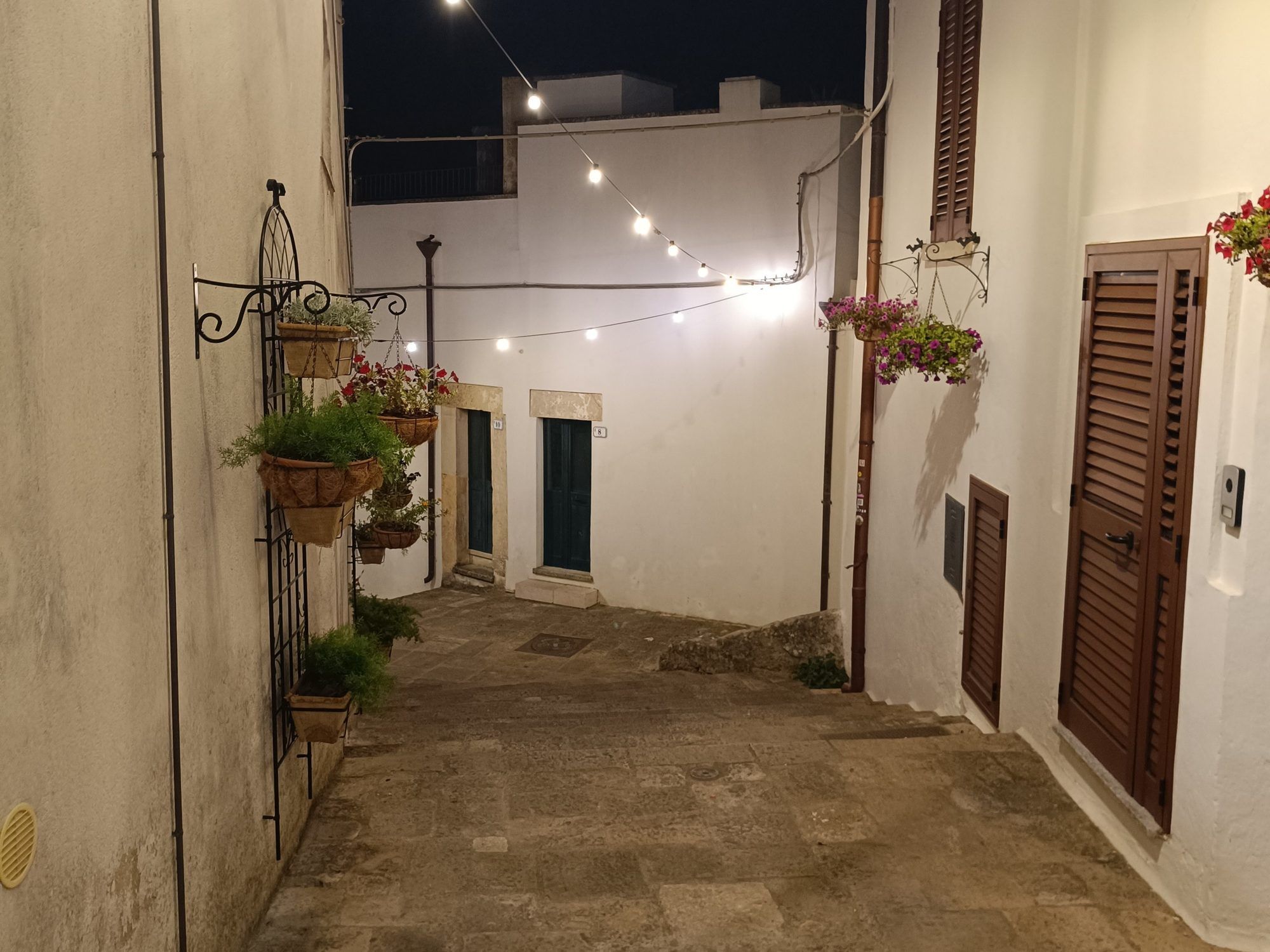 Le rue di sera, quando si accendono le luci