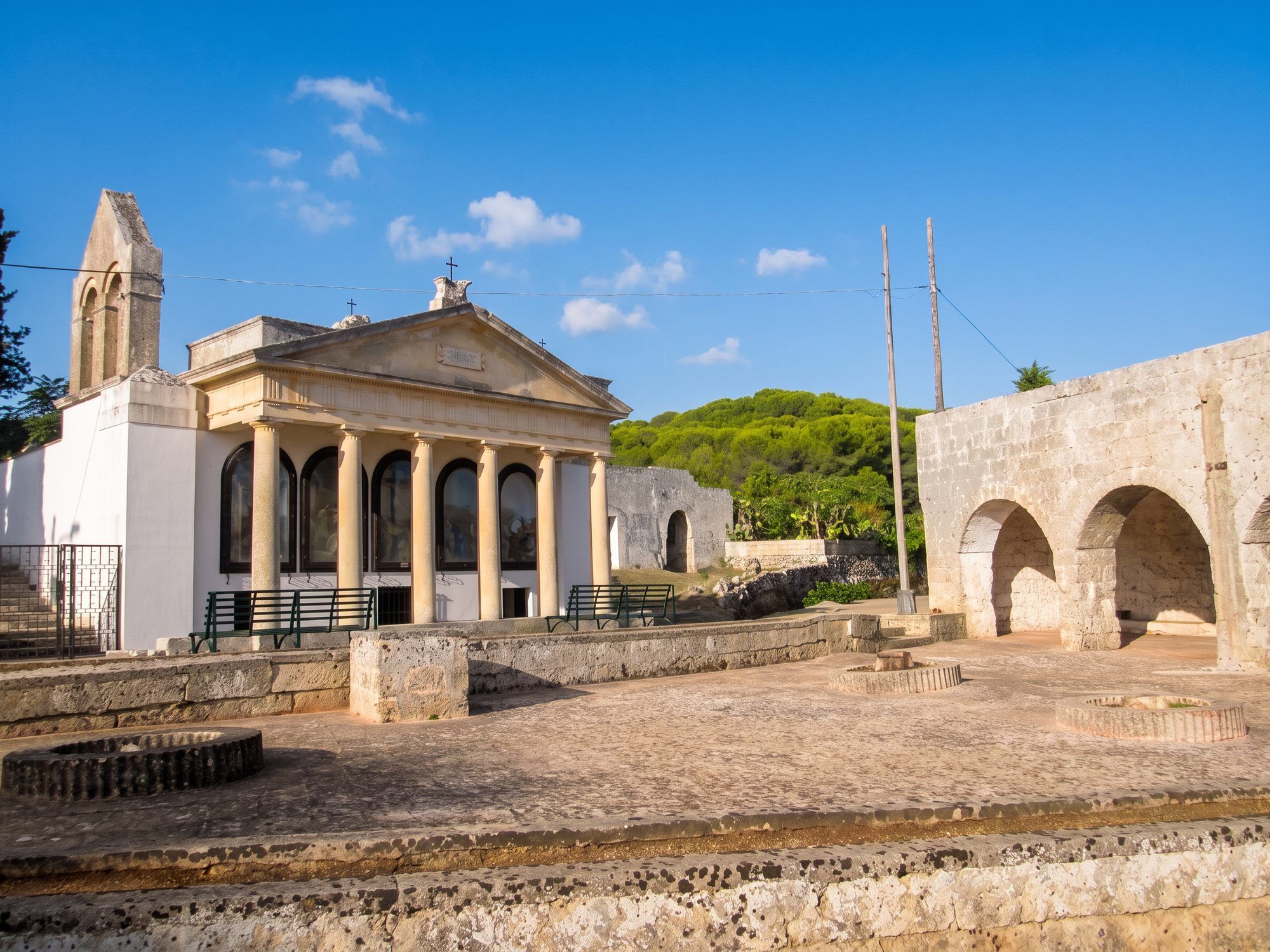 La chiesa della Madonna del Passo a Specchia, con il pronao a colonne, il campanile a vela e gli archi di pietra