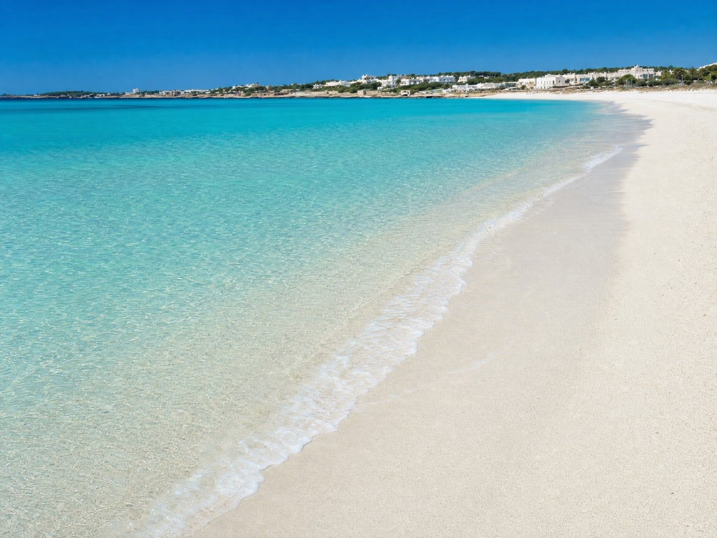 La spiaggia dorata e le acque turchesi di Pescoluse, le Maldive del Salento