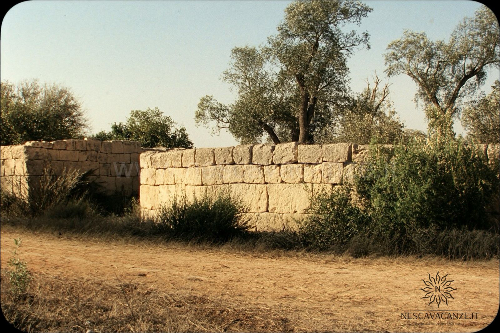 Antiche mura messapiche in blocchi di pietra squadrati nella campagna di Manduria, nel Salento