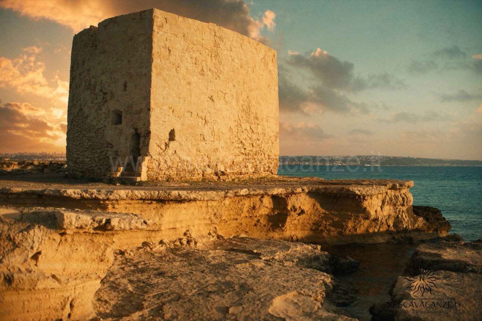 Torre costiera antisaracena del Cinquecento sulla costa del Salento al tramonto, affacciata sul mare