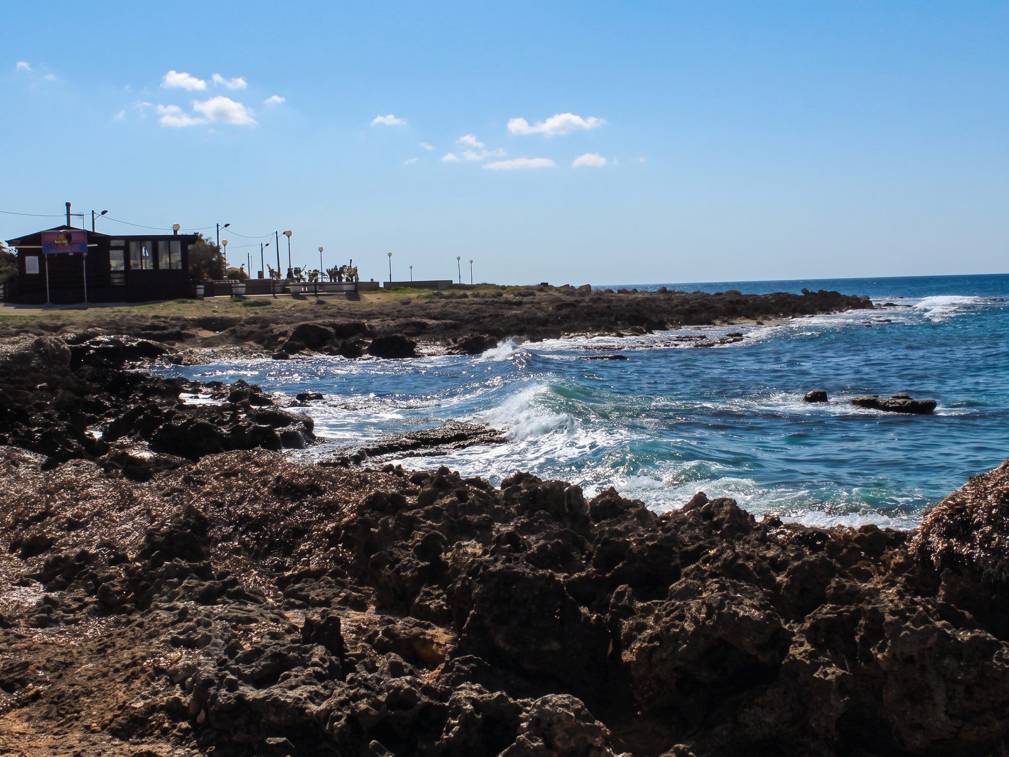 Un telo sulla roccia, oltre il promontorio
