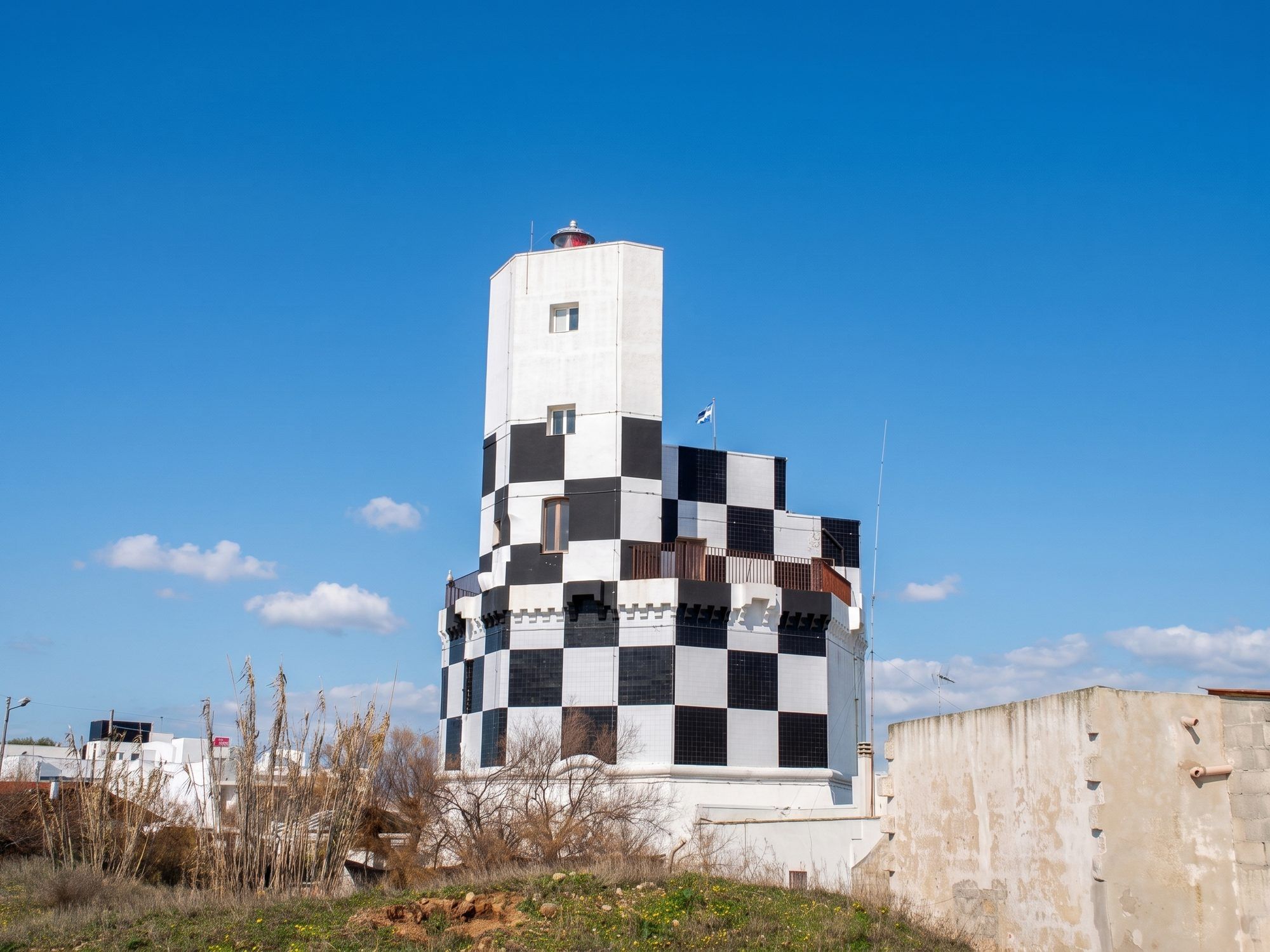Il lato a scacchi della torre di Torre San Giovanni visto dalla macchia sul promontorio
