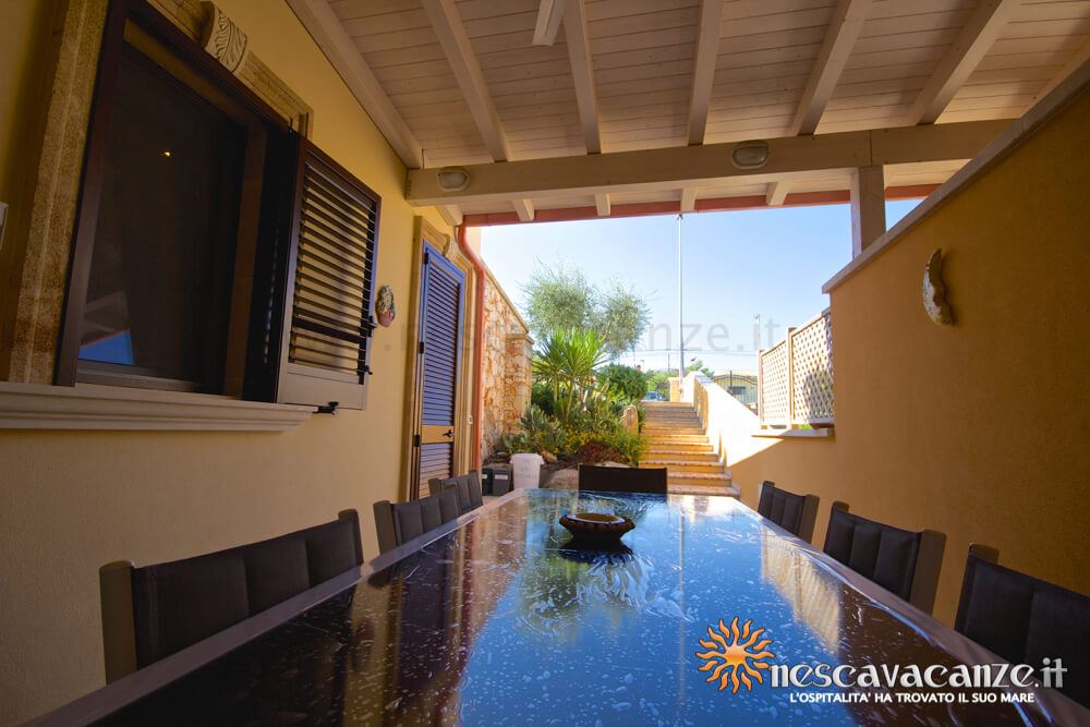 Tavolo veranda attrezzata casa Pescoluse 9