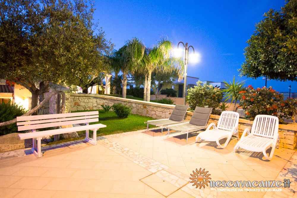 Giardino fronte di notte casa Pescoluse 9