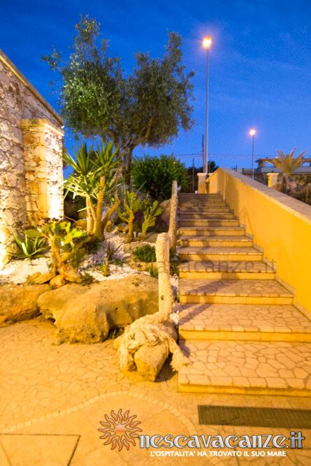 Scala ingresso di notte casa Pescoluse 9