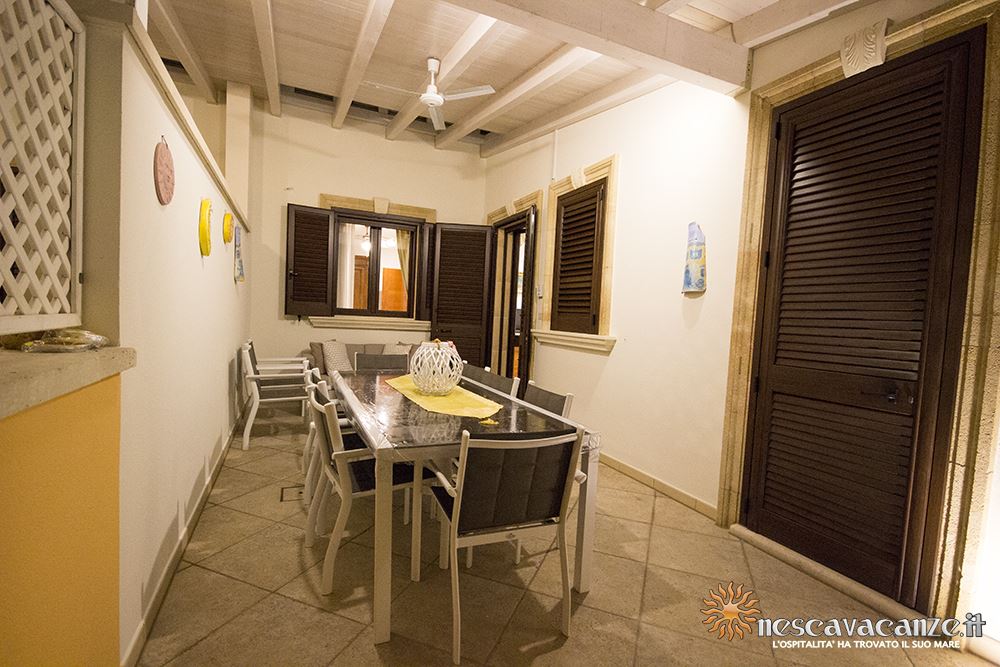 Veranda attrezzata di notte fronte casa Pescoluse 9