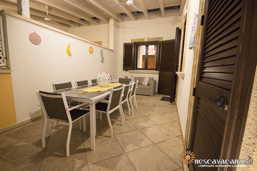 Veranda attrezzata di notte fronte casa Pescoluse 9