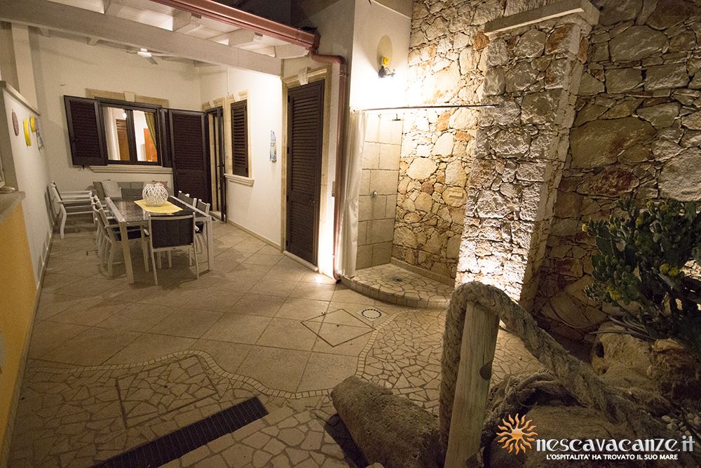 Veranda attrezzata di notte fronte casa Pescoluse 9