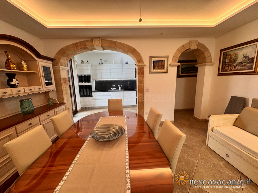 Soggiorno con divano letto casa Pescoluse 9
